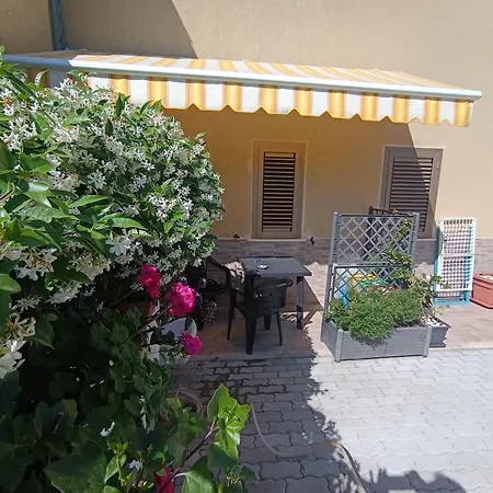 Parco Dei Gerani - Il Monolocale E La - And Casa de hóspedes