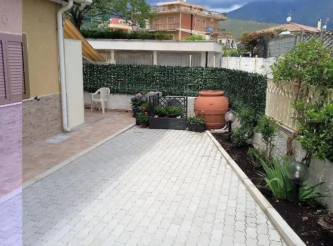 בית הארחה Parco Dei Gerani - Il Monolocale E La - And 3*